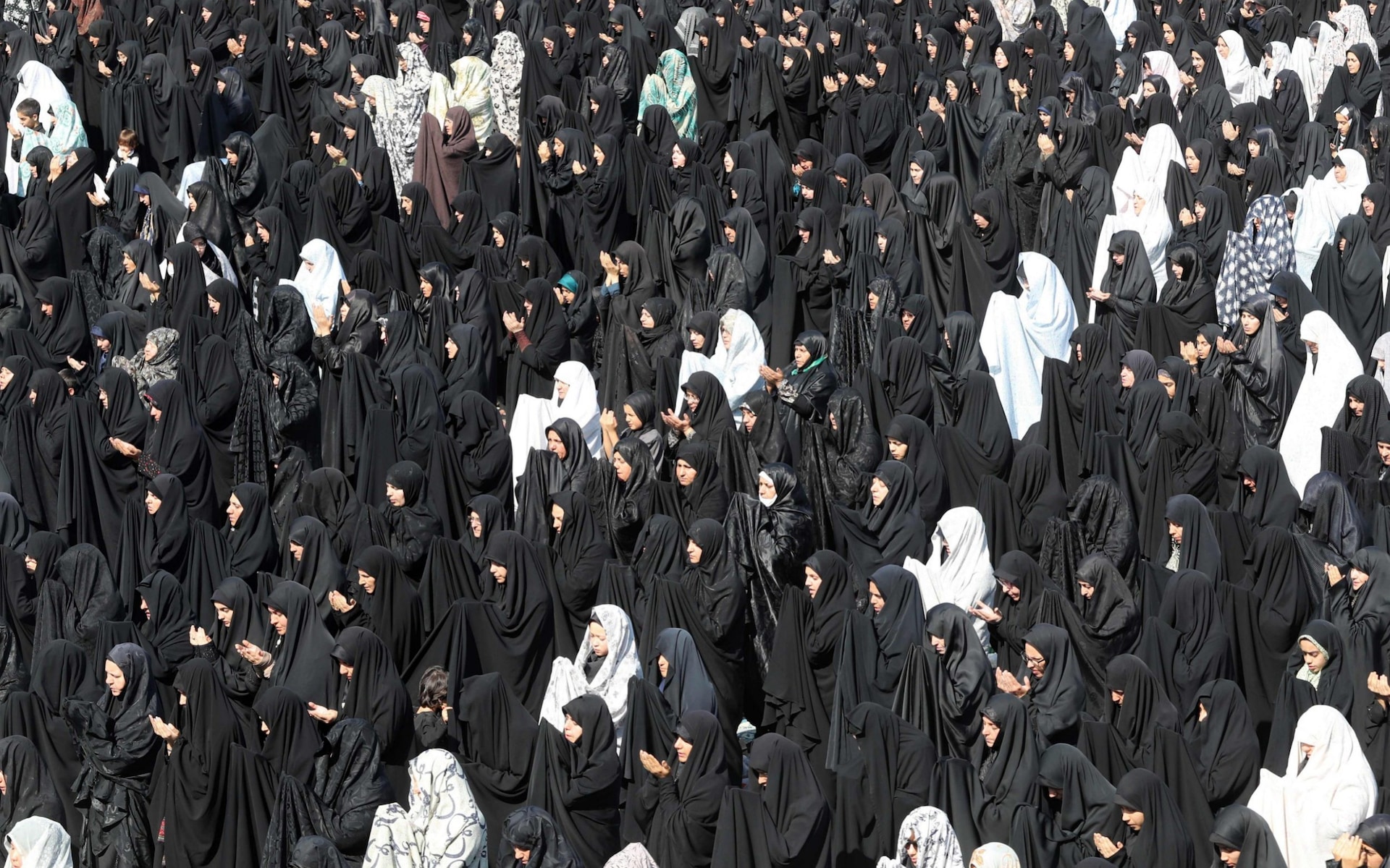 تصاویر روز: از نماز جماعت بانوان ایرانی در حرم عبدالعظیم در روز اربعین تا خشک کردن هزاران فرش دستباف در ترکیه