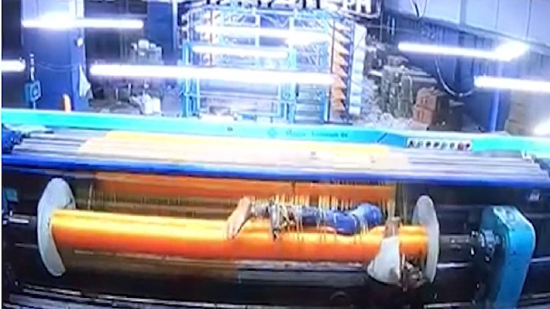 لحظه وحشتناک گرفتار شدن کارگر در دستگاه کارخانه + فیلم///