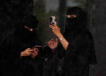 درخواست از زنان عربستان برای سوزاندن برقع&zwnj;هایشان جنجال به پا کرد