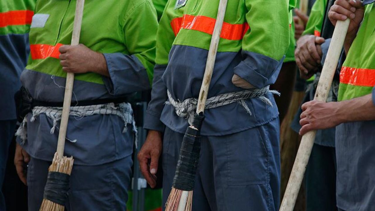 نیرو‌های شهرداری مسئولیت نظافت اطراف حرم را برعهده داشتند