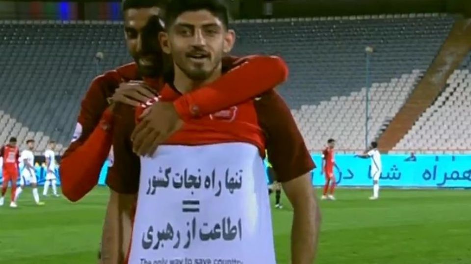 هدیه خانواده شهید به بازیکن پرسپولیس