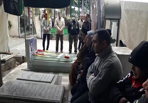 مداحی در کنار مزار شهدا به مناسبت هفته دفاع مقدس + فیلم