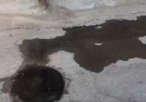 فوران فاضلاب در یکی از خیابان‌های باغ شیخ خوزستان + فیلم