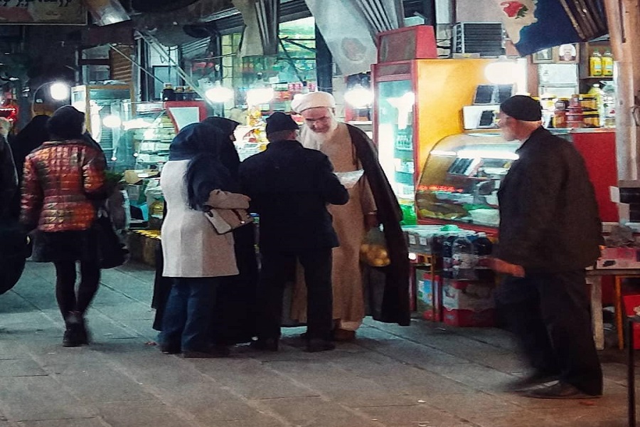حضور امام جمعه قزوین در قطار آن هم بدون محافظ! + تصویر حضور امام جمعه قزوین در قطار آن هم بدون محافظ! + تصویر