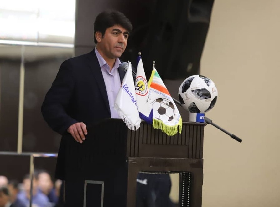 ممبینی: داوری فوتبال کشور به جوانان خود می&zwnj;بالد