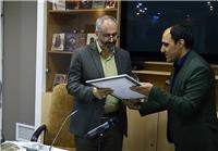 محسن مؤمنی‌شریف نشان درجه یک هنری گرفت