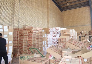 اهدا بیش از ۸۰۰ بسته کالای اساسی به سیل زدگان دشت آزادگان