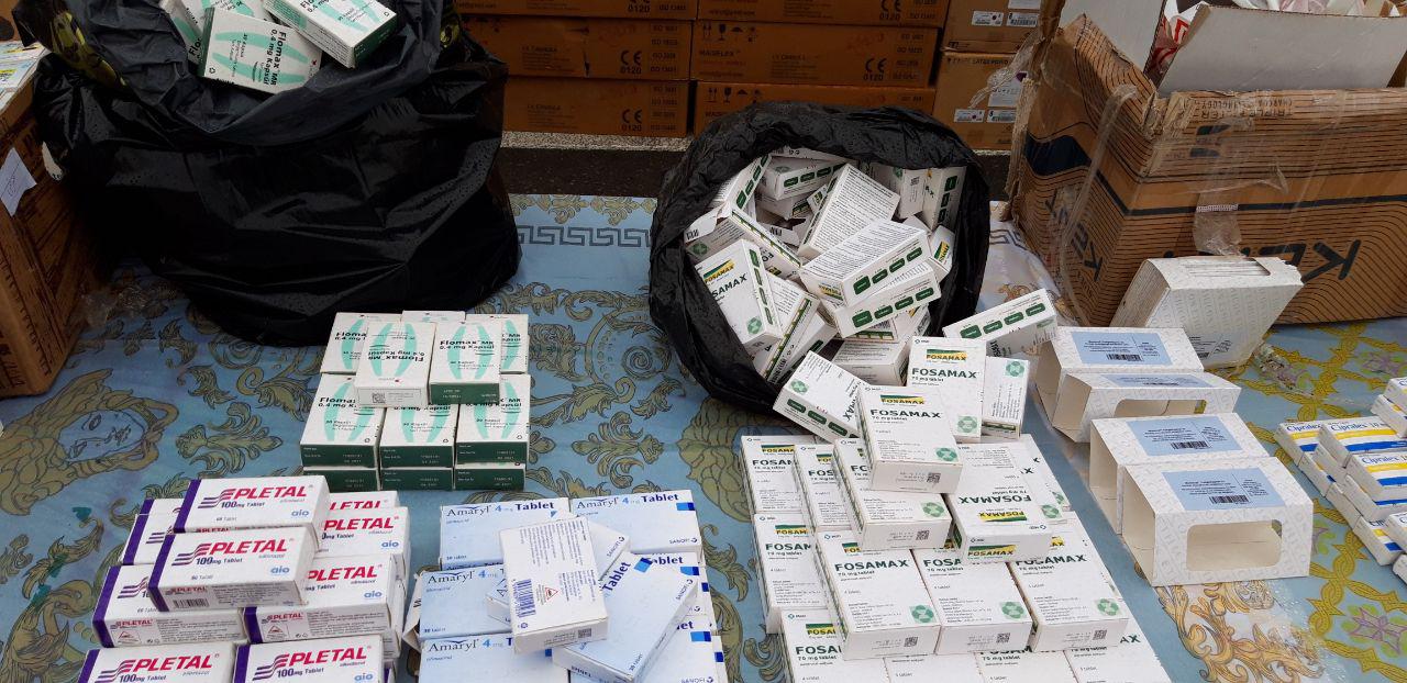 کشف ۳۰۰ هزار داروی قاچاق و تقلبی از بازار ناصرخسرو/ شناسایی داروخانههای متخلف پایتخت+ عکس کشف ۳۰۰ هزار داروی قاچاق و تقلبی از بازار ناصرخسرو/ شناسایی داروخانههای متخلف پایتخت+ عکس