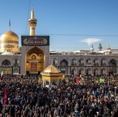 زائران پیاده رضوی به نیابت از شهدا قدم برمی دارند
