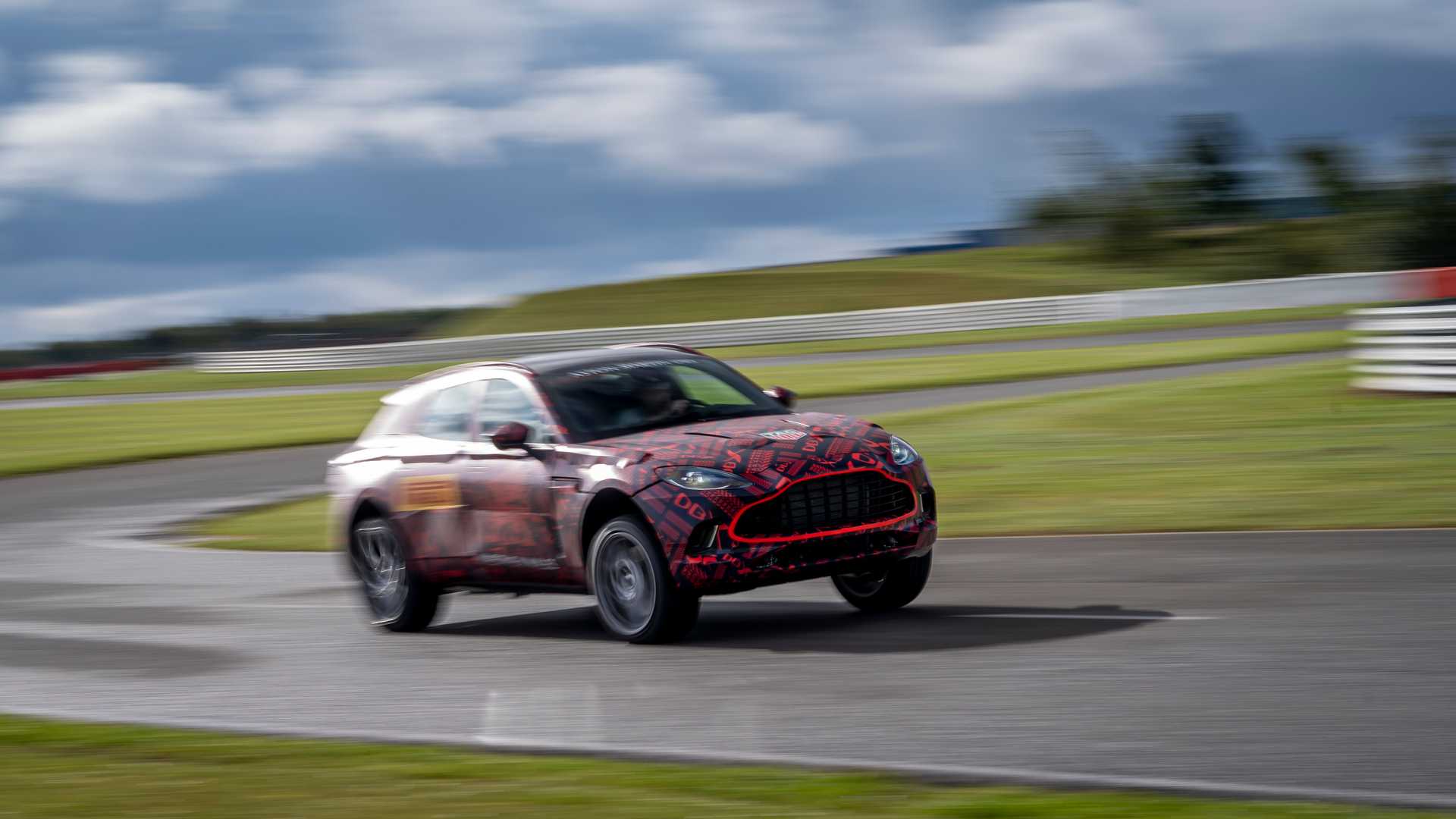 خودروی Aston Martin DBX، اتومبیل ۵۵۰ اسب&zwnj;بخار استون مارتین +تصاویر