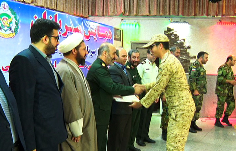 از سربازان نمونه سال ۹۸ تیپ زرهی ۲۱۶ استان زنجان قدردانی شد به گزارش خبرگزاری صداوسیما مرکززنجان؛ در همایش امروز ۱۱۸ نفر از سربازان و امدادگران استان شایسته قدردانی معرفی و ازآنان تجلیل شد.قدردانی از سربازان وطندبیر برگزاری همایش سرباز نمونه گفت: در این همایش سربازان انتخاب شده بر اساس مولفه&zwnj;های ایمان، انضباط، آموزش، نگهداری، خلاقیت، ایمنی، حفاظت، نگهداری خلاقیت انتخاب شدندسرگرد حیدری افزود: بیشتر این سربازان در مهار آتش سوزی مراتع بادامستان و چفتان شهرستان طارم تلاش شبانه روزی داشته اند.