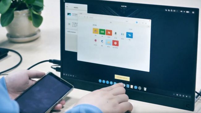 بازی با تلفن همراه در نمایشگری بزرگ