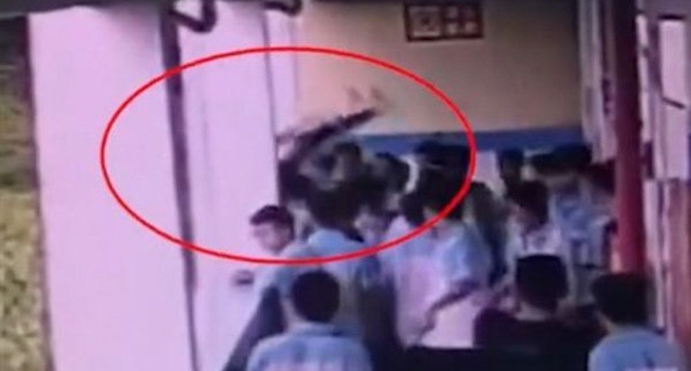 لحظه پرتاب دانش آموز از طبقه چهارم مدرسه! + فیلم///