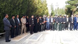 غبارروبی مزارشهداء گمنام درملکشاهی باحضورمسئولآن برگزارشد