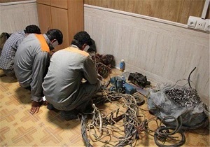سارقان سیم های برق در میاندوآب دستگیر شدند