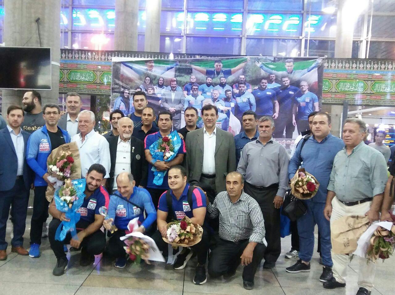 بازگشت ملی پوشان وزنه برداری به کشور در غیاب مسئولان