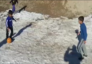 حرکات جالب پسربچه روستایی با توپ فوتبال + فیلم