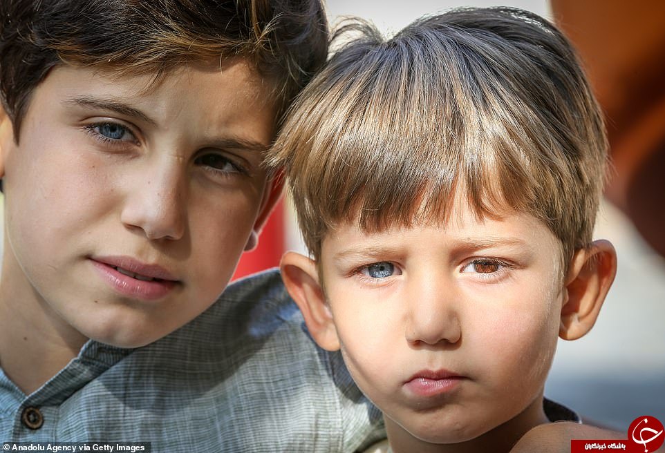 چشمان خیره کننده متفاوت دو برادر/یکی آبی و دیگری قهوه ای + تصاویر//