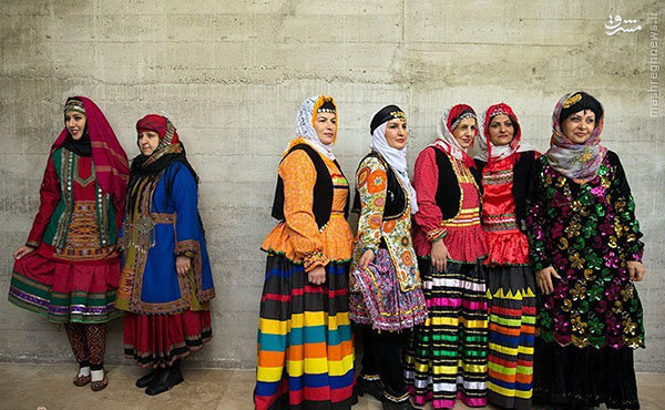 چرا استفاده از لباس‌های سنتی در جامعه کمرنگ شده است؟