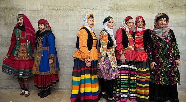 استفاده از لباس&zwnj;های سنتی به چه دلیل کم&zwnj;رنگ شده است؟ / ما باید تابع مُد روز هم باشیم