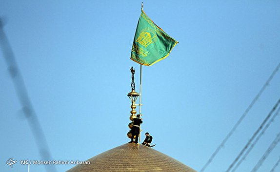 پرچم سبز رضوی بر فراز گنبد امام رضا (ع) برافراشته شد