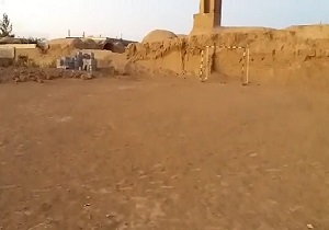 چشم‌انتظاری جوانان «دوحصاران» برای احداث زمین چمن مصنوعی فوتبال + فیلم