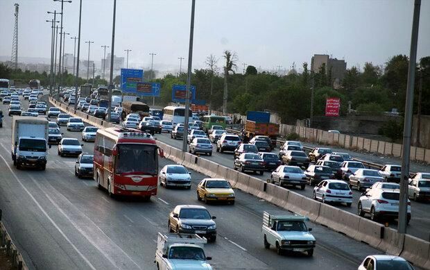 ترافیک در خروجی های مشهد نیمه سنگین است
