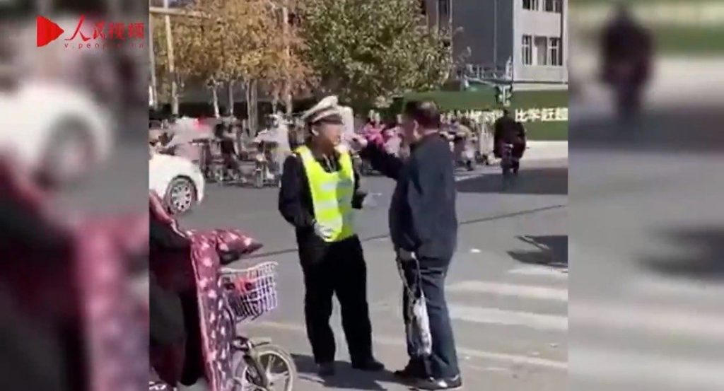اقدام زشت مرد سالخورده در خیابان! + فیلم///