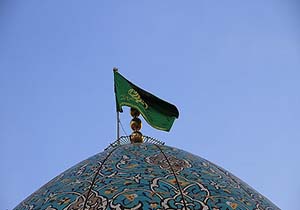 برافراشتن پرچم سبز بر گنبد حرم شاهچراغ (ع)
