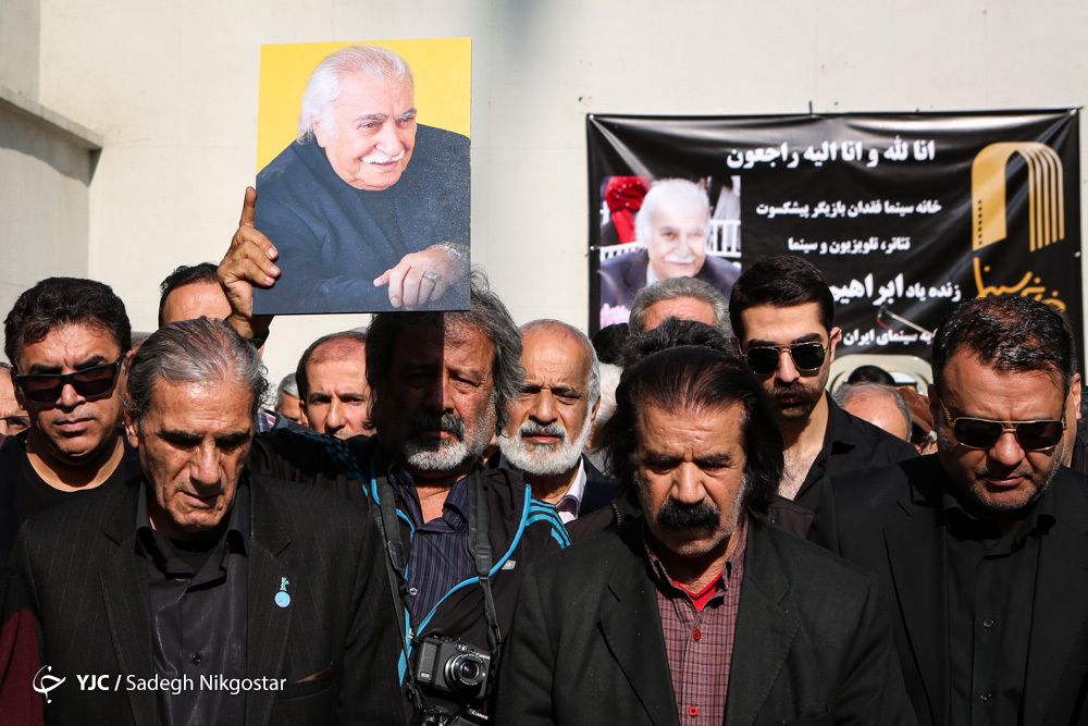 وداع هنرمندان با بازیگر سریال &laquo;پاورچین&raquo;/ دهکردی:خاطره تلخی از مرحوم آبادی نداریم