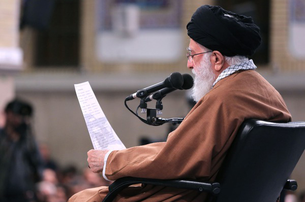 رهبر انقلاب در دیدار با دانش&zwnj;آموزان: یکی از راه&zwnj;های بستن نفوذ آمریکا، منع مذاکره است + فیلم