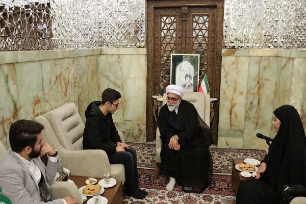 تجلیل تولیت آستان قدس رضوی از آرین غلامی شطرنج&zwnj;باز حامی ملت فلسطین