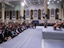 تصویر جدید سردار سلیمانی و رهبر انقلاب  در دستان دانش&zwnj;آموزان