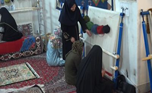 از کارمند خوش ذوقی که محیط کارش را با گل و گیاه پر کرده است تا کارآفرینی بانوی فرشباف برای زنان + فیلم