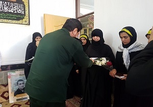 حضور مسئولان در منزل خانواده دانش آموز شهید سیدحسن فاضلی