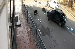 پرت شدن راننده به بیرون از خودرو پس از دو تصادف در چهارراه + فیلم