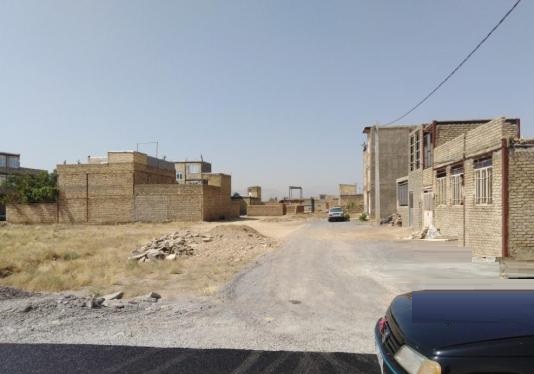 گاوخانه روستایی که بین زمین و آسمان گیر کرده