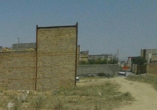 گاوخانه روستایی که بین زمین و آسمان گیر کرده