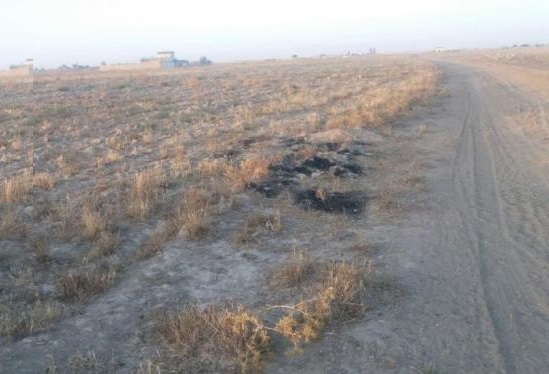 گاوخانه روستایی که بین زمین و آسمان گیر کرده
