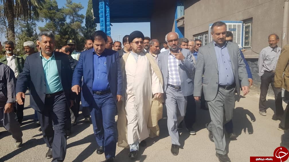 چوب لای چرخهای کارخانه قندفسا گیر کرده است