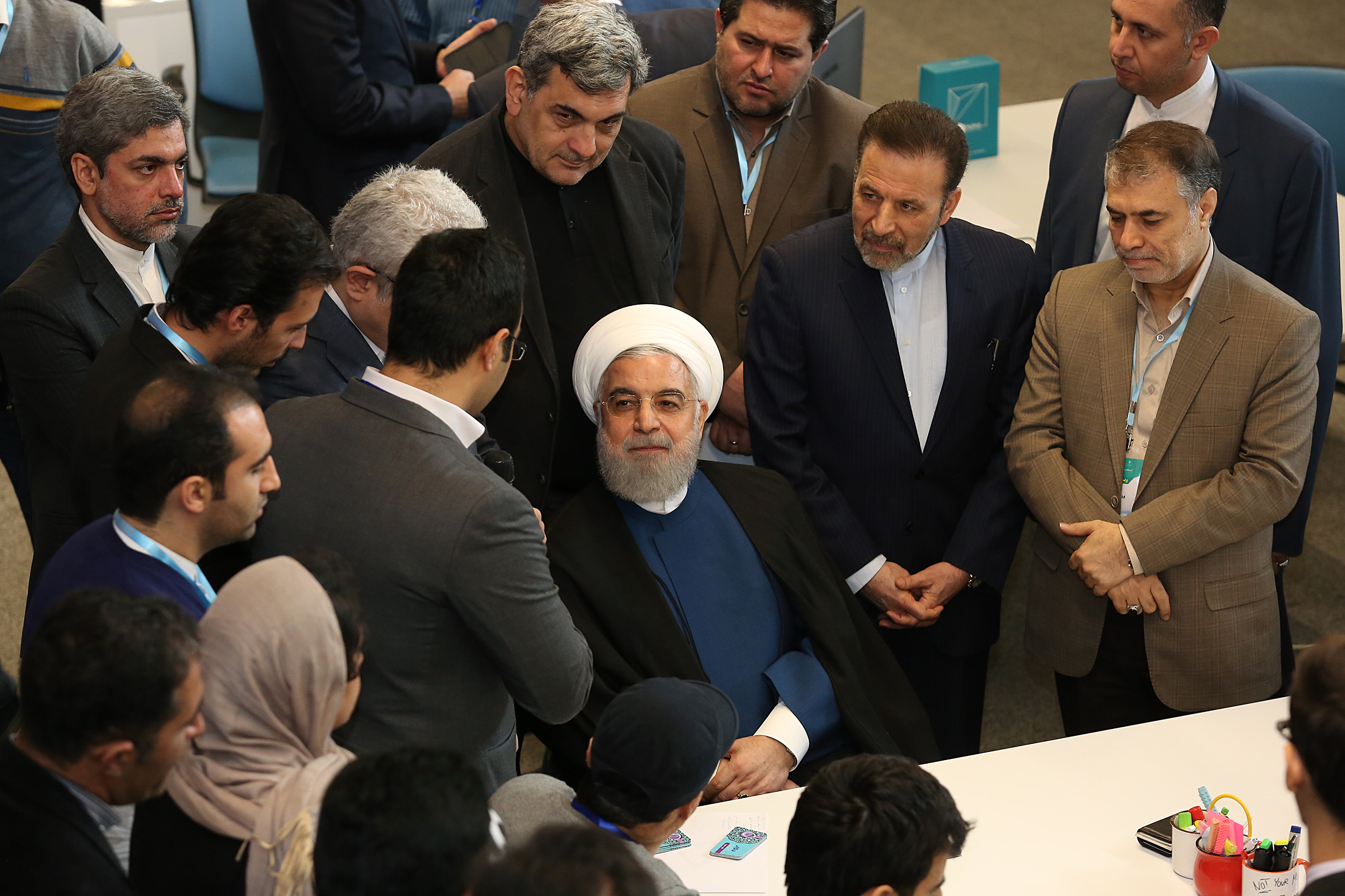 گفت&zwnj;وگوی صمیمی رئیس جمهور با جوانان فعال استارتاپی/ بازدید از کارخانه نوآوری آزادی