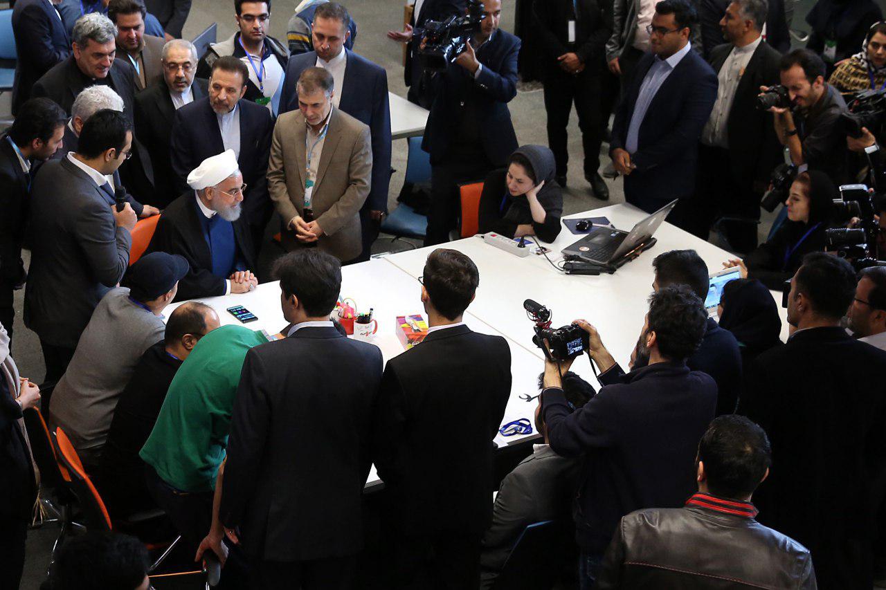 گفت&zwnj;وگوی صمیمی رئیس جمهور با جوانان فعال استارتاپی/ بازدید از کارخانه نوآوری آزادی