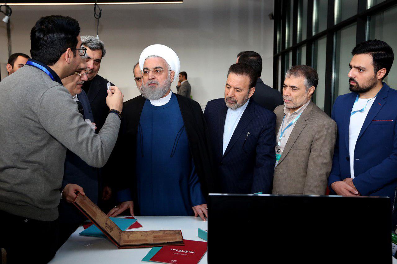 گفت&zwnj;وگوی صمیمی رئیس جمهور با جوانان فعال استارتاپی/ بازدید از کارخانه نوآوری آزادی