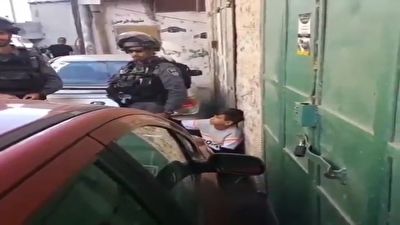 بازداشت کودک فلسطینی به دست نظامیان رژیم صهیونیستی + فیلم