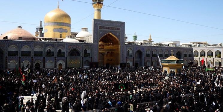 سوگ زائران حرم رضوی در ماتم شهادت یازدهمین امام شیعیان