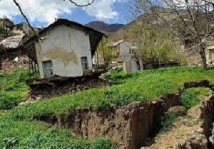 مهم‌ترین راهکار مهار آب های بالا دستی تکمیل سد‌های نیمه‌تمام است/۱۹۰ روستای لرستان در معرض خطر رانش