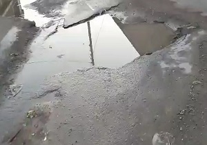 هدررفت یک ماهه آب در خیابان بهشتی خاش + فیلم