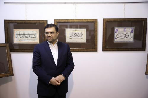 دیوار‌های مشهد مزین به آیات و پیام‌های قرآنی می‌شوند