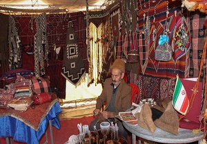 وزیر ارشاد از نمایشگاه ایل سنگسر بازدید کرد