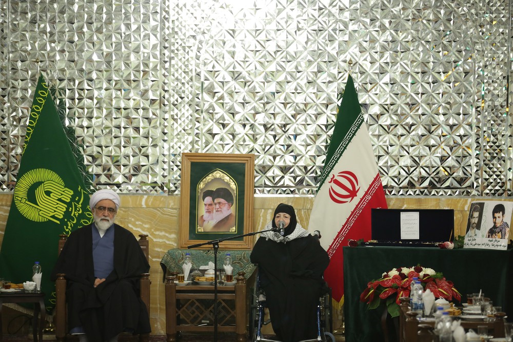 مادر شهیدان رضازاده زیورآلات شخصی خود را به آستان قدس اهدا کرد